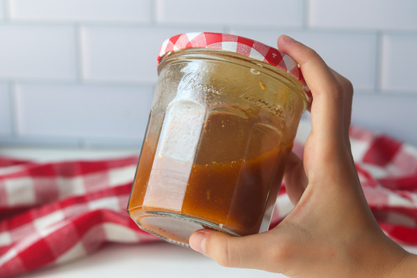 Étape 6 – Bocal fermé et secoué pour émulsionner la vinaigrette au paprika fumé et à l’ail.