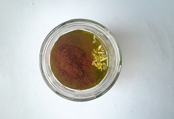 Étape 5 – Paprika fumé et ail émincé ajoutés à l’huile d’olive et au vinaigre pour préparer la vinaigrette.